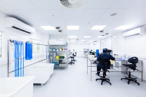 Gecontroleerd productieproces ISO 8 Schoonkamer met epoxyvloer en PLC-besturing